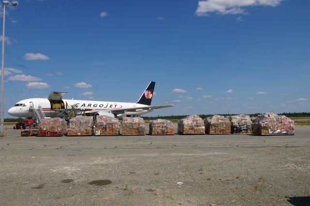Boeing 757-200 — - Le 29 juillet 2012, j'étais à CYVO aérogare. Cet avion cargo était en train de se faire charger. Vous pouvez le constater avec tout ces ''pallets'' sur le devant.