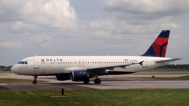 Airbus A320 (N365NW) - ex-NWA