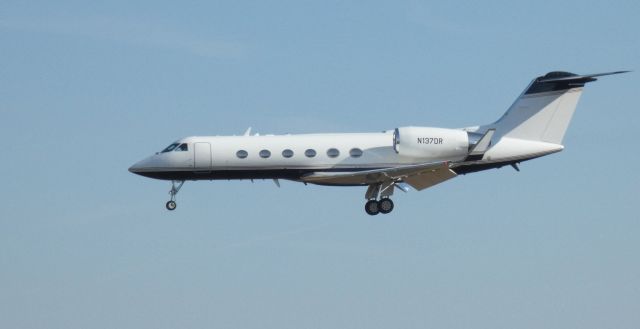 Gulfstream Aerospace Gulfstream IV (N137DR) - On final is this 1997 Gulfstream G-IV from the Autumn of 2020.
