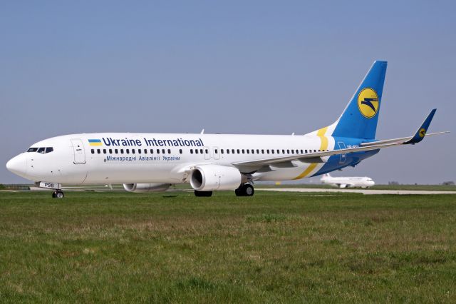 Boeing 737-700 (UR-PSB)