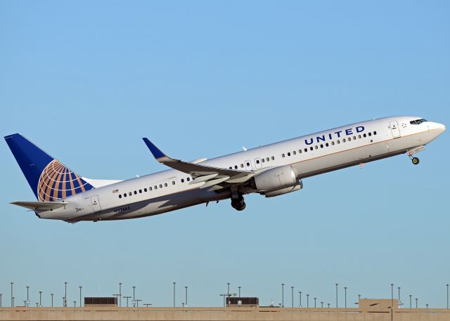 Boeing 737-900 (N37465)