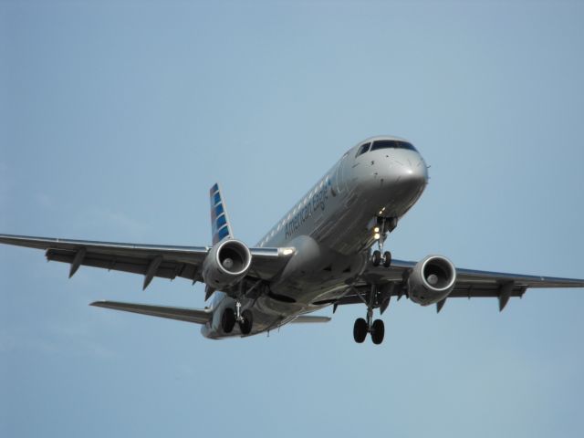 Embraer 170/175 (N425YX) - Brickyard 4397 on short final for RWY 27 at Tallahassee.