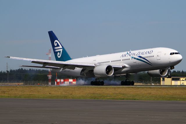 Boeing 777-200 (ZK-OKH) - 1 FEB 2011