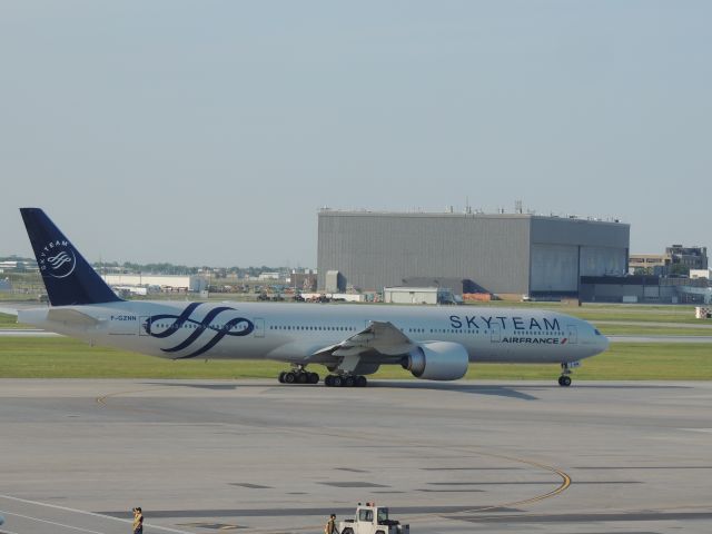 Boeing 777-200 (F-GZNN) - Vue du Business Lounge