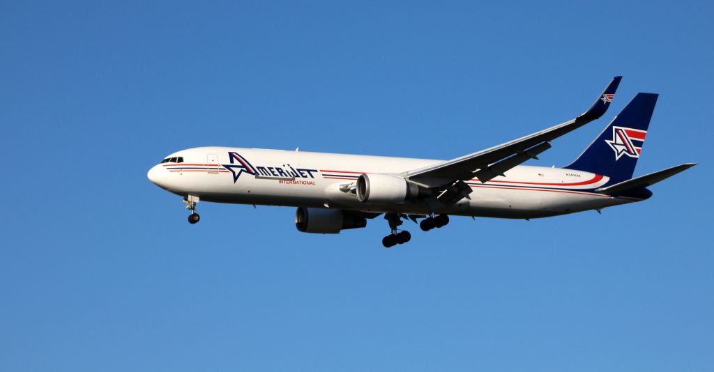 BOEING 767-300 (N349CM) - On final is this 1993 AmeriJet International Boeing 767-323 in the Autumn of 2020.