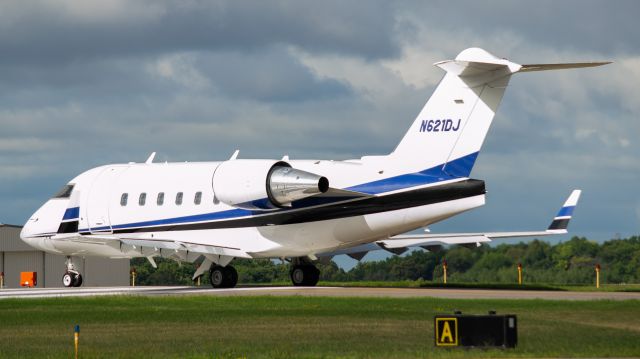 Canadair Challenger (N621DJ) - Private challenger taxing to the runway.