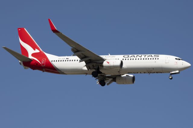 Boeing 737-800 (VH-VZB) - VH-VZB arriving from Sydney as QF739.