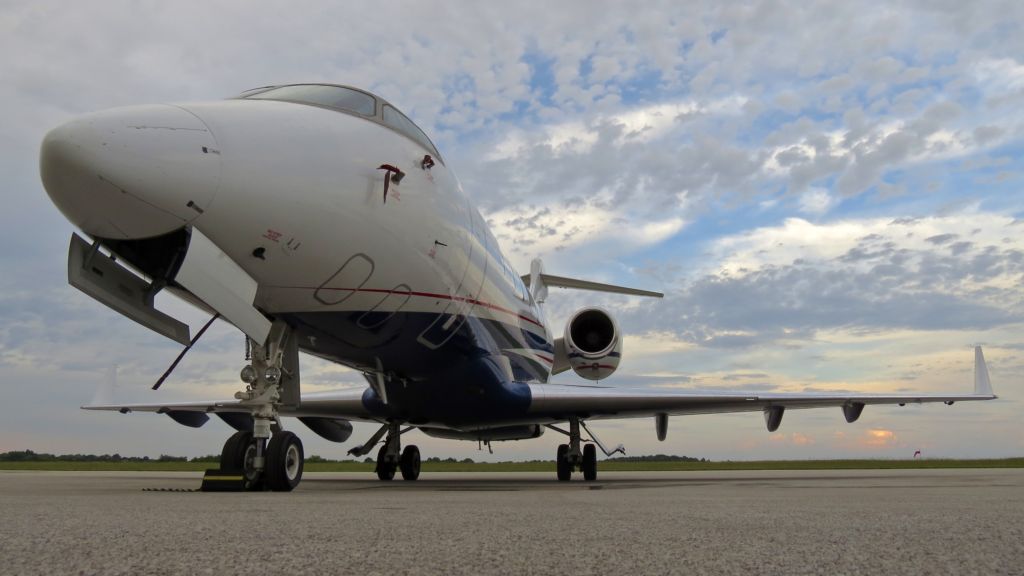 Bombardier Challenger 300 (LXJ519)