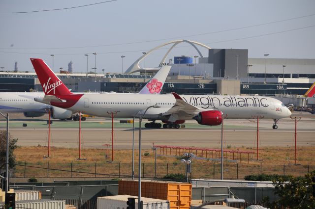 Airbus A350-1000 (G-VRNB)