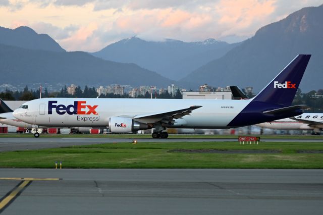 BOEING 767-300 (N181F)