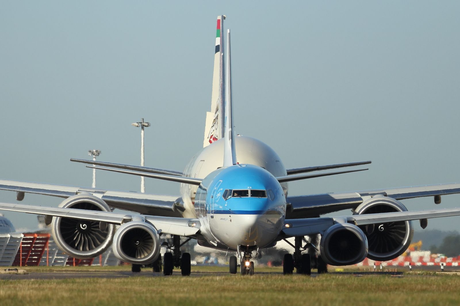 Boeing 737-700 — - The hull of the B737 is very close to the same diametre of the GE-90' engines on the B777-300ER behind, although the distance separating the two give the impression it is smaller.