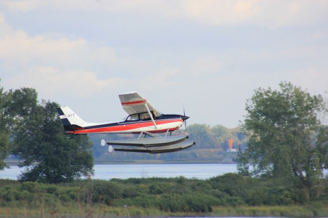 C-FAYT — - CY-AYT Cessna Skyhawk 172 en vol au dessus du fleuve St-Laurent QC. en face de Lavaltrie le 24-09-2020 à 16:25