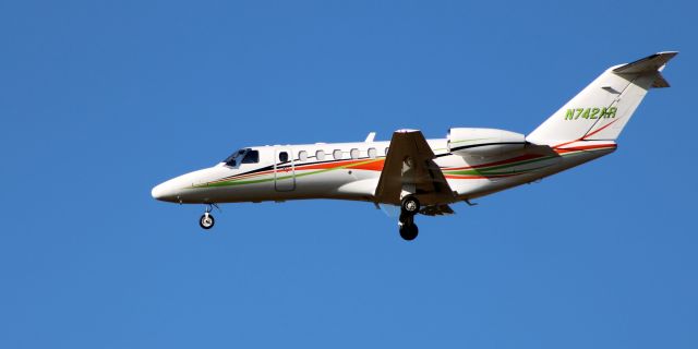 Cessna Citation CJ3 (N742AR) - On short final is this 2006 Cessna 525B Citation 3 in the Winter of 2023.