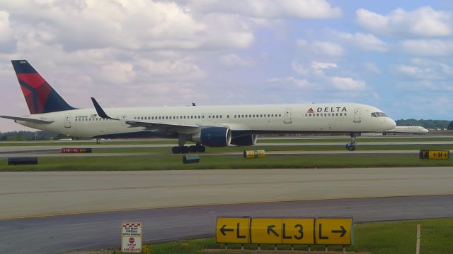 BOEING 757-300 (N594NW) - Arriving from Orlandobr /Del to NWA in 2003br /Del to DAL in 2009