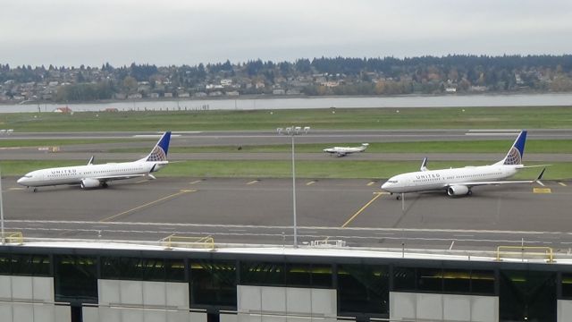 — — - Two UA 738s departing simultaneously! Date - Nov 9, 2018