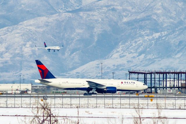 Boeing 777-200 (N867DA)