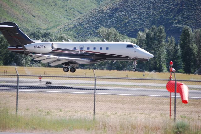 Bombardier Challenger 300 (N547FX)