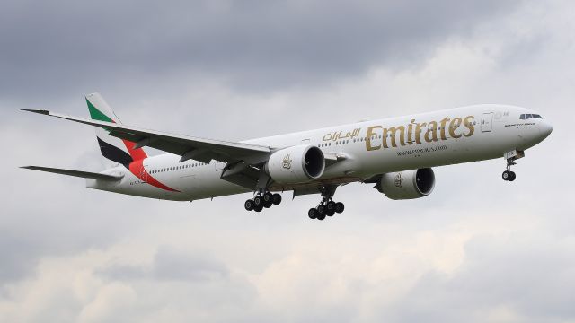BOEING 777-300 (A6-EPN)