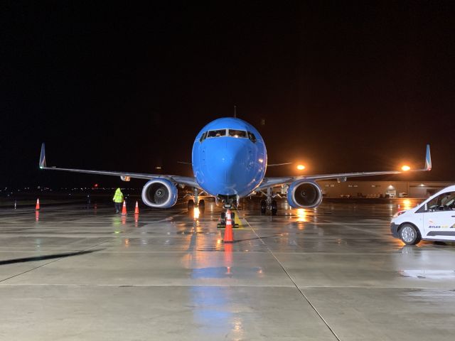 Boeing 737-800 —
