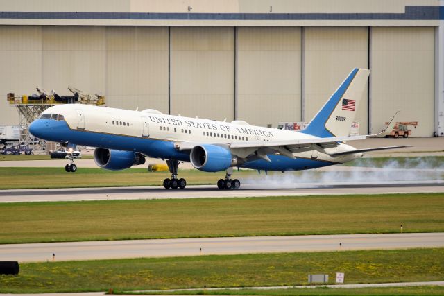 98-0002 — - VP Harris touching down on Indy's 23-R this morning (07-25-22)