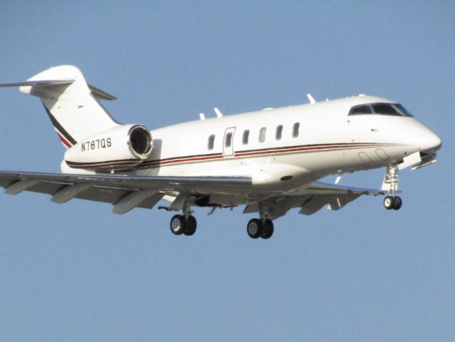 Canadair Challenger 350 (N787QS) - Landing RWY 20R