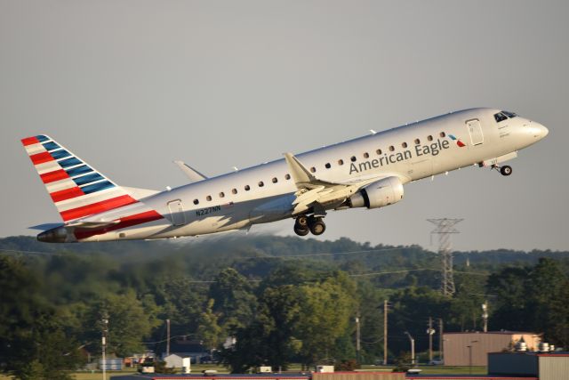 Embraer 175 (N227NN) - 5-L 08-12-22