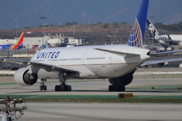 Boeing 777-200 (N768UA)