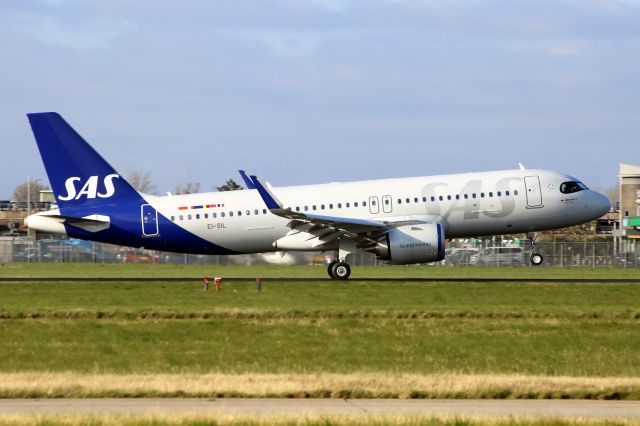 Airbus A320neo (EI-SIL) - Touching down on rwy 09L on 27-Mar-22 operating SAS flight SAS501 from EKCH on its first visit to EGLL.
