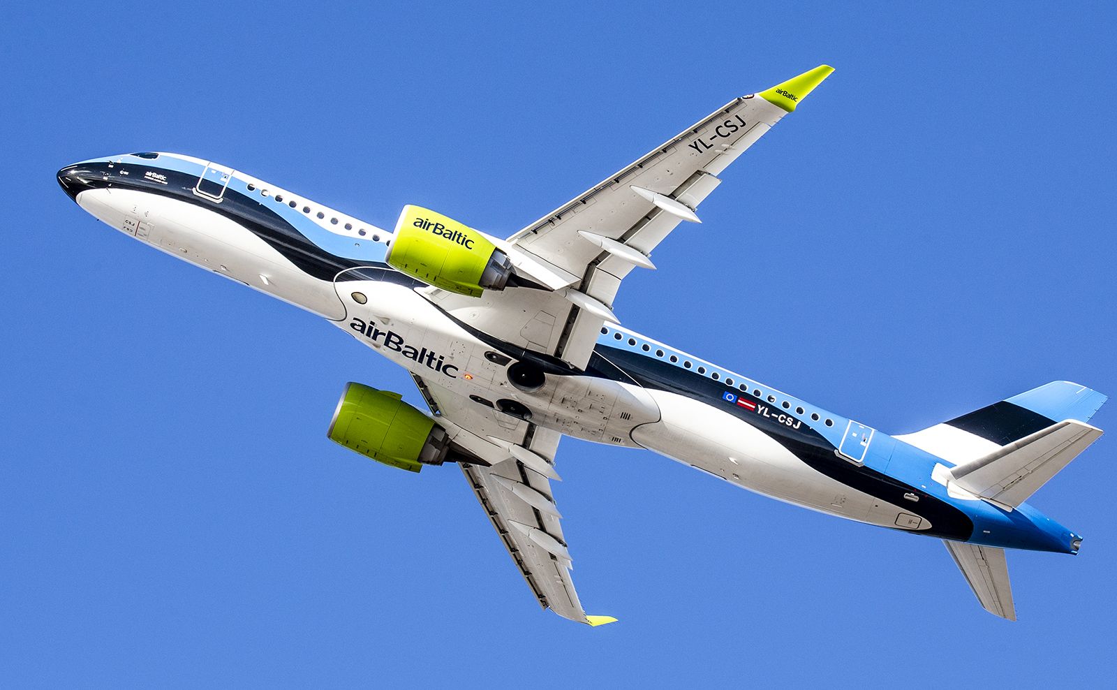 Airbus A220-300 (YL-CSJ)