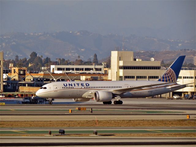 Boeing 787-8 (N27903) - Bonus beacon lights 10/21/14