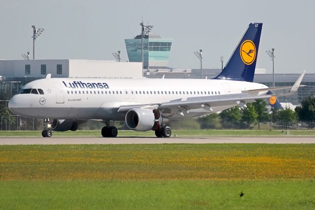 Airbus A320 (D-AIUT)