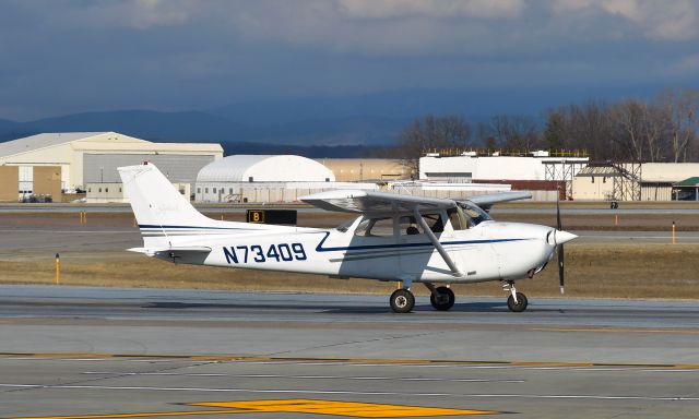 Cessna Skyhawk (N73409) - Cessna 172M Skyhawk N73409 in Burlington 