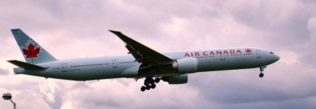 BOEING 777-300ER (C-FNNU) - Heathrow Airport