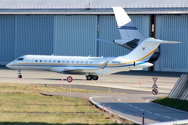 N121RS — - Note the HZ-124 tail behind!