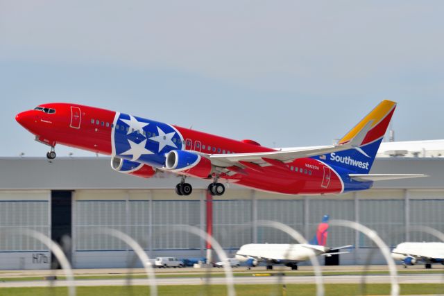 Boeing 737-800 (N8620H) - 23-R 10-05-22 The new Tennessee one.