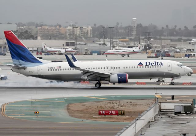Boeing 737-800 (N3753)
