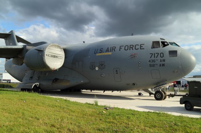 — — - The U.S. Air Force Boeing C-17 Globemaster performing static display duties at Farnborough 2012.