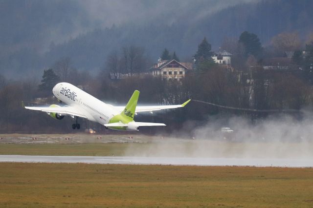 Airbus A220-300 (YL-CSG)