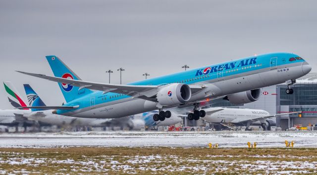 Boeing 787-9 Dreamliner (HL8083) - KE74 using most of runway 06L to get airborne