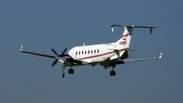 Beechcraft 1900 (N368DC) - Dow Chemical Brazoria shuttle arrives at KHOU.
