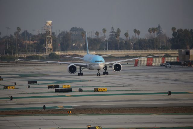 BOEING 777-300ER (HL8042)