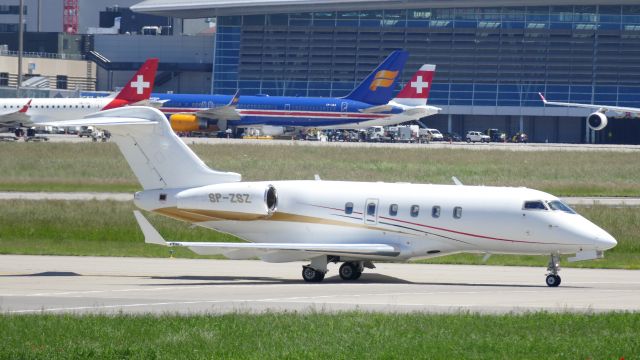 Bombardier Challenger 300 (SP-ZSZ)