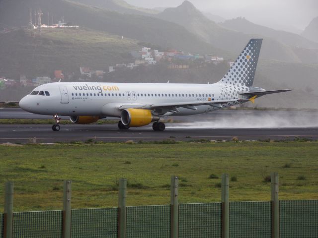 Airbus A320 (EC-LOP) - Mañana de lluvia, sprite de agua.