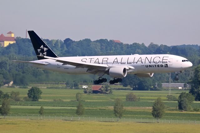 Boeing 777-200 (N794UA)