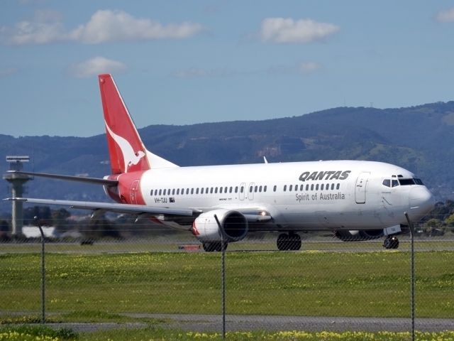 BOEING 737-400 (VH-TJU) - A Qantas old girl on the taxi-wy heading for a long take off run on runway 05.