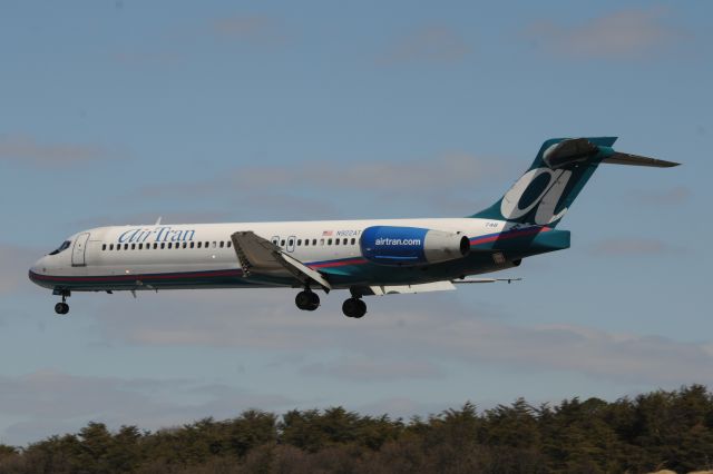 Boeing 717-200 (N922AT) - Over the fence at BWI