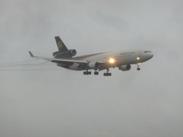 Boeing MD-11 (N274UP) - Eine MD-11F der UPS beim Anflug auf Rwy 14L des Airports CGN. Wetterbedingt wurden die Wirbelschleppen durch die Luftfeuchtigkeit hervorragend sichtbar.