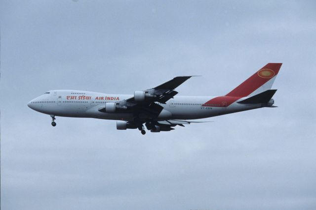 Boeing 747-200 (VT-EBN) - Final Approach to Narita Intl Airport Rwt34 on 1990/01/21