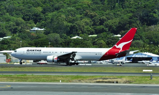 BOEING 767-300 (VH-OGM) - Qantas Boeing 767-338(ER) VH-OGM in Cairns 