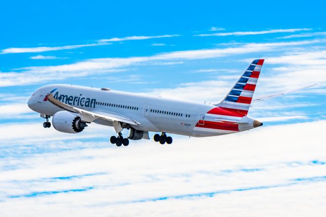 Boeing 787-9 Dreamliner (N830AN) - American Airlines 787-9 taking off from PHX on 12/16/22. Taken with a Canon R7 and Tamron 70-200 G2 lens.